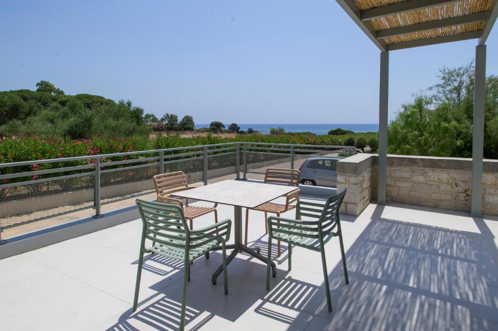 Balkón alebo terasa v ubytovaní Callisto Seaside Homes & Suites