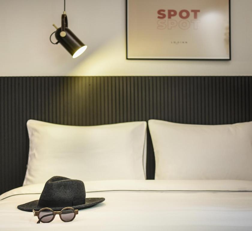 Postel nebo postele na pokoji v ubytování Pixel - by Loginn Tel-Avivian hotels