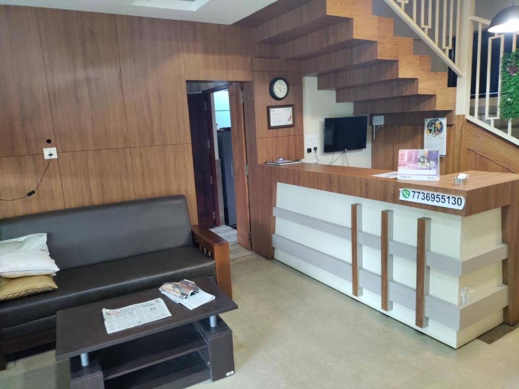 TV a/nebo společenská místnost v ubytování Meghdoot river resort