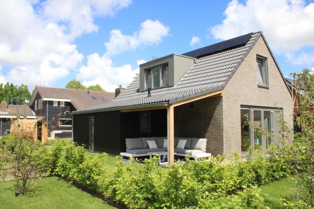 a house with a solarium in a garden at Relaxen aan de kust by Droomvilla in Sint Maarten