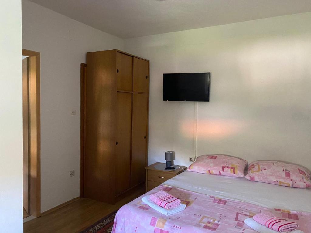 Postel nebo postele na pokoji v ubytování Apartmani Udovicic