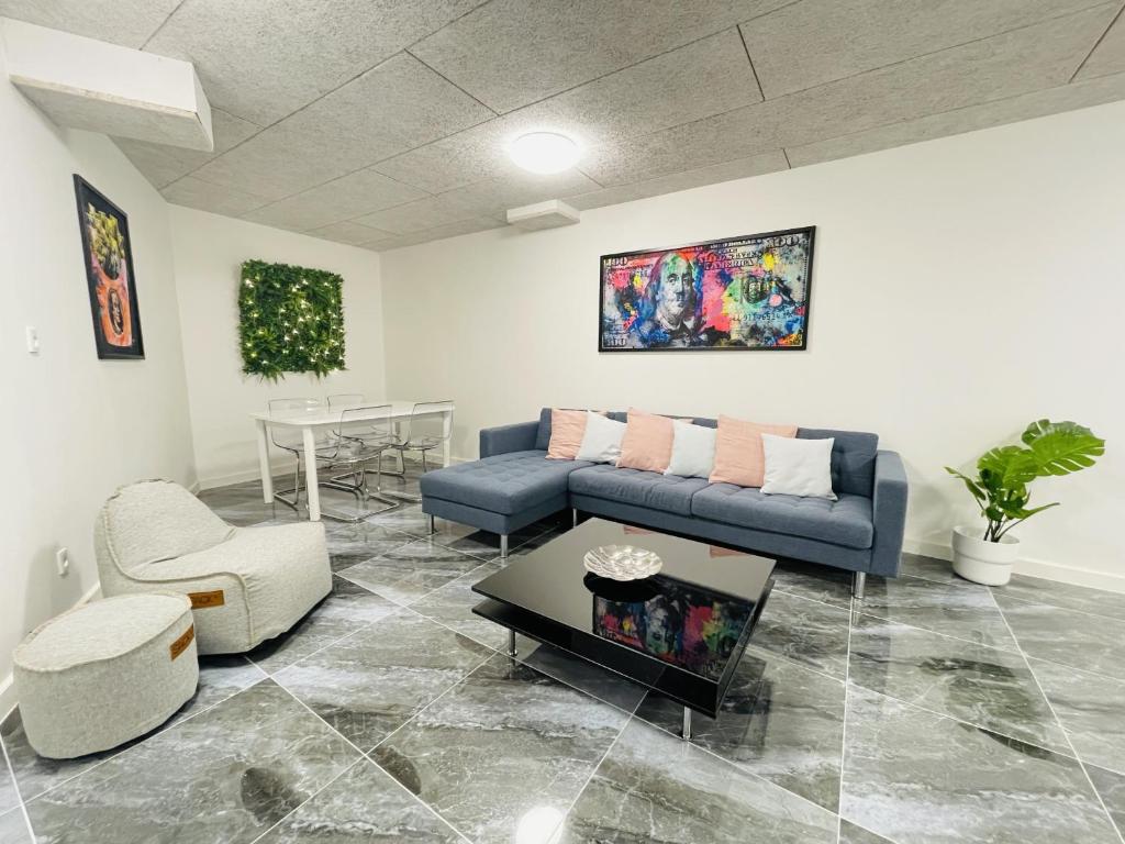 aday - Luxurious 3 bedroom - Modern Living Apartment tesisinde bir oturma alanı