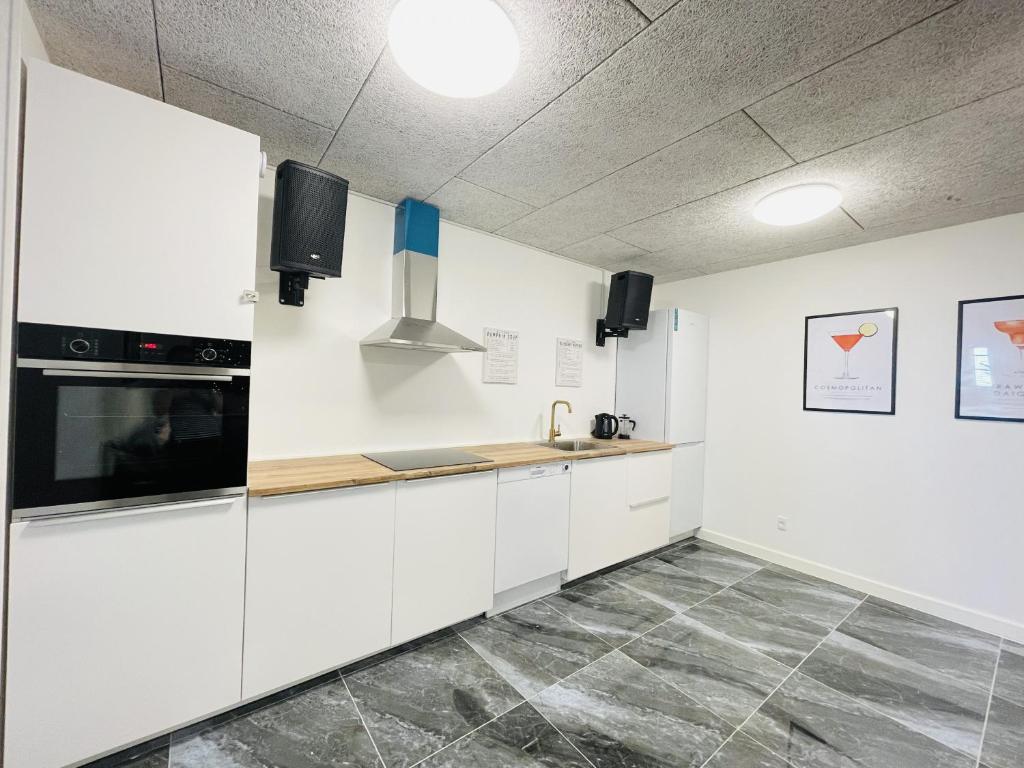Kuchyň nebo kuchyňský kout v ubytování aday - Luxurious 3 bedroom - Modern Living Apartment