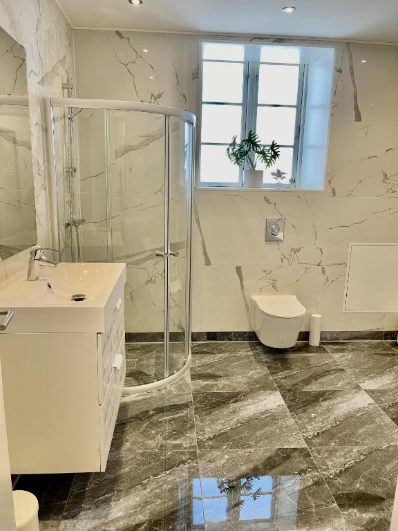 Koupelna v ubytování aday - Luxurious 3 bedroom - Modern Living Apartment