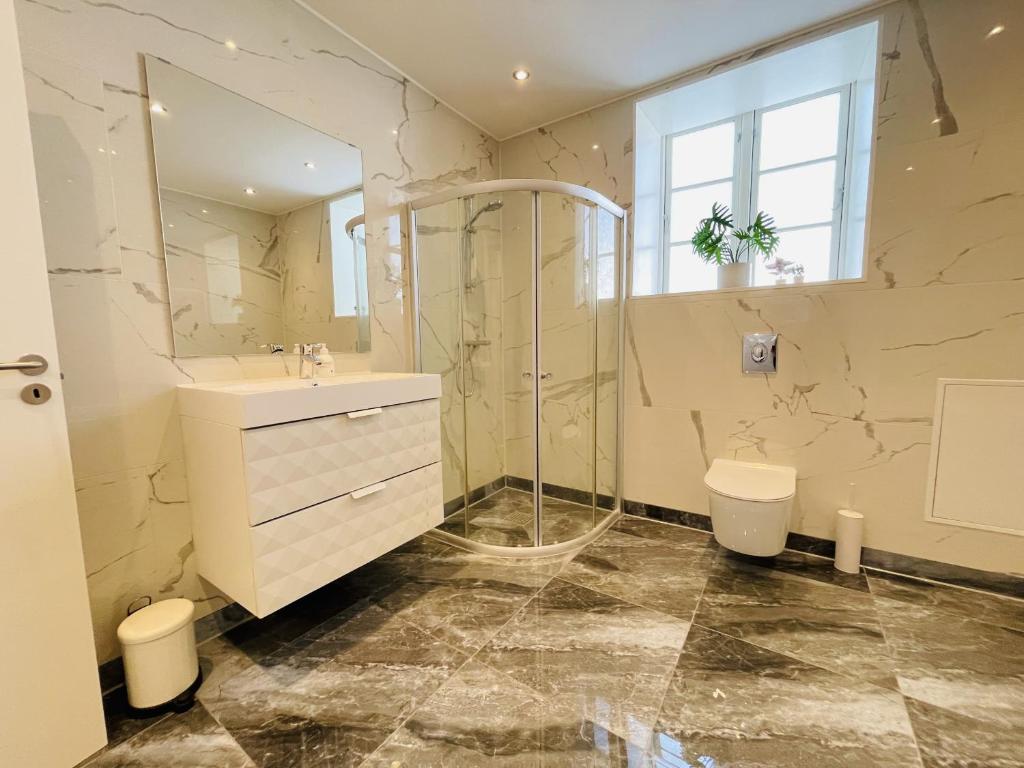Koupelna v ubytování aday - Luxurious 3 bedroom - Modern Living Apartment