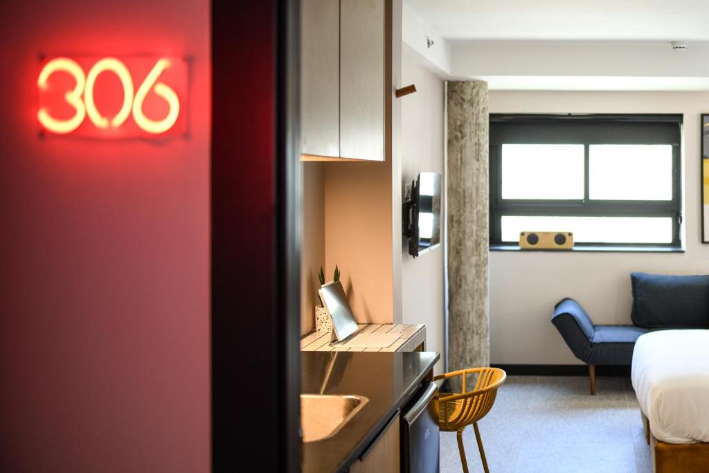 Posezení v ubytování Pixel - by Loginn Tel-Avivian hotels