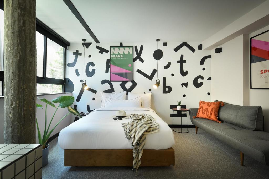 Postel nebo postele na pokoji v ubytování Pixel - by Loginn Tel-Avivian hotels
