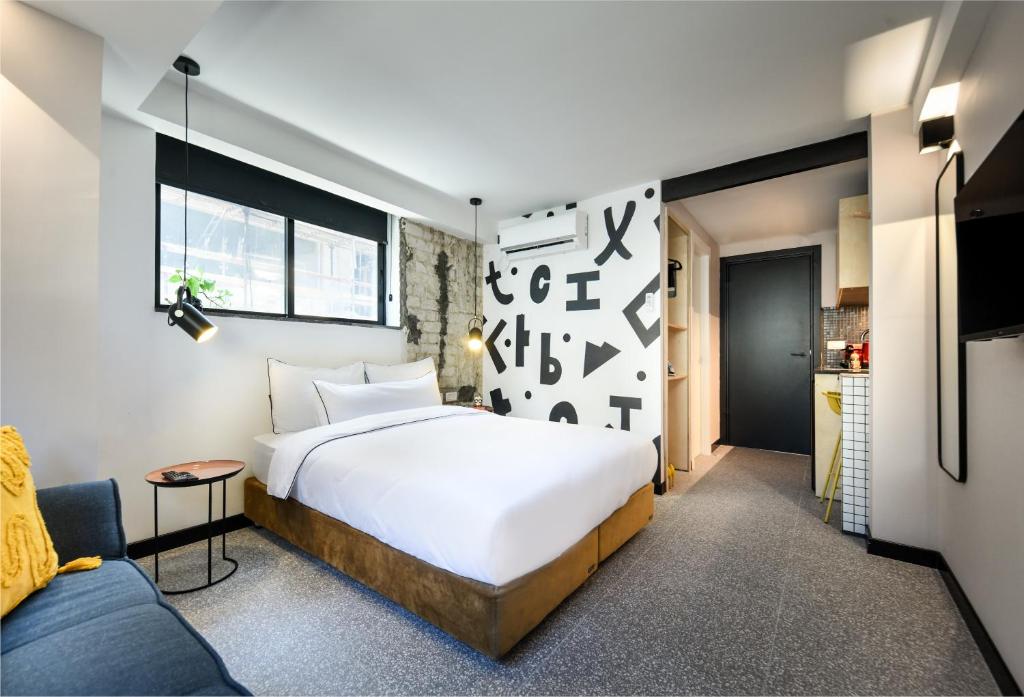 Postel nebo postele na pokoji v ubytování Pixel - by Loginn Tel-Avivian hotels