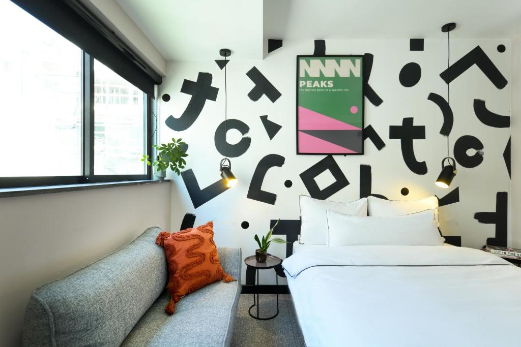 Postel nebo postele na pokoji v ubytování Pixel - by Loginn Tel-Avivian hotels