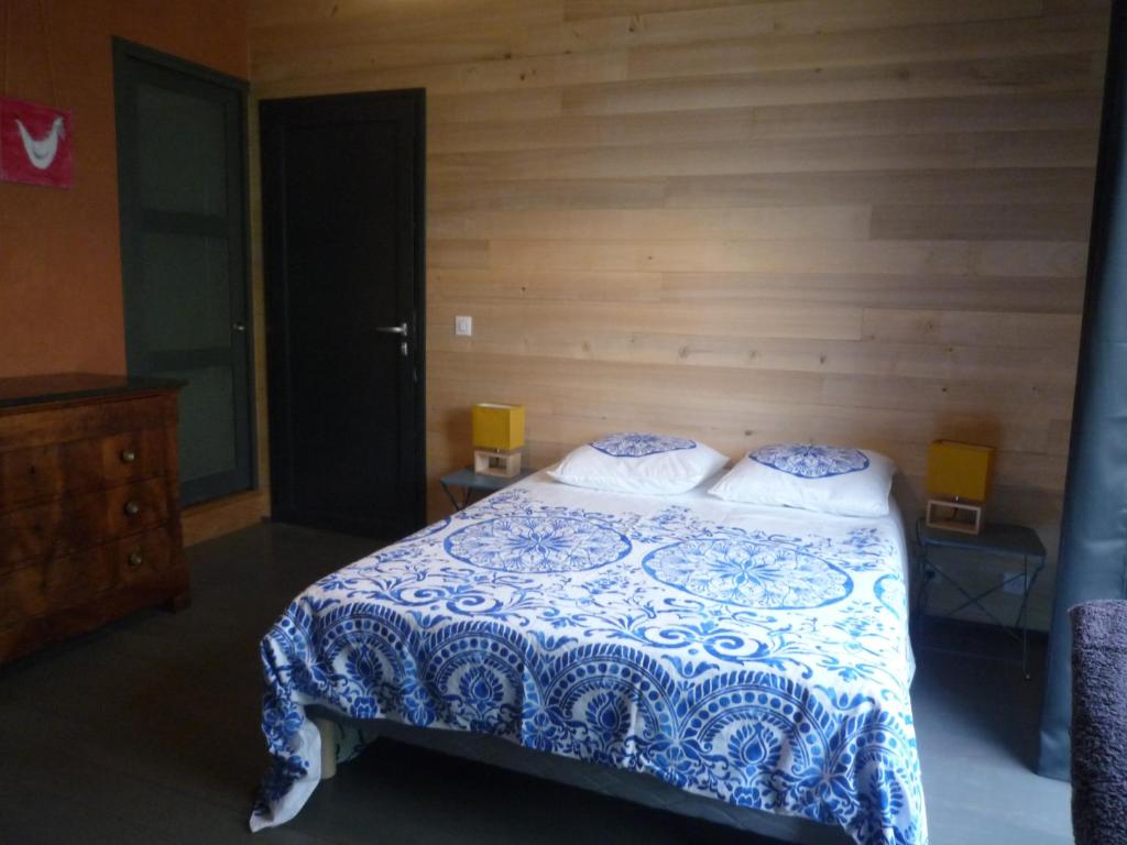 Ένα ή περισσότερα κρεβάτια σε δωμάτιο στο Chambre dans gîtes indépendant en Périgord Noir