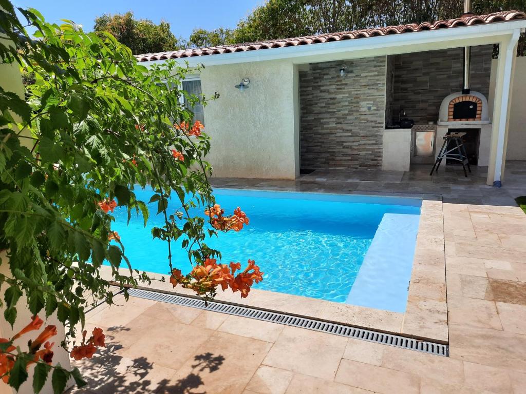een zwembad in de achtertuin van een huis bij Dépendance avec piscine et jardin privés sans vis-à-vis in Montarnaud
