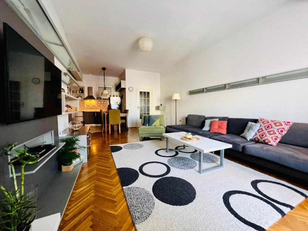 My Home in Prishtina - Spacious & Cozy 2BR Apartment with Balcony - İki Yatak Odalı Daire