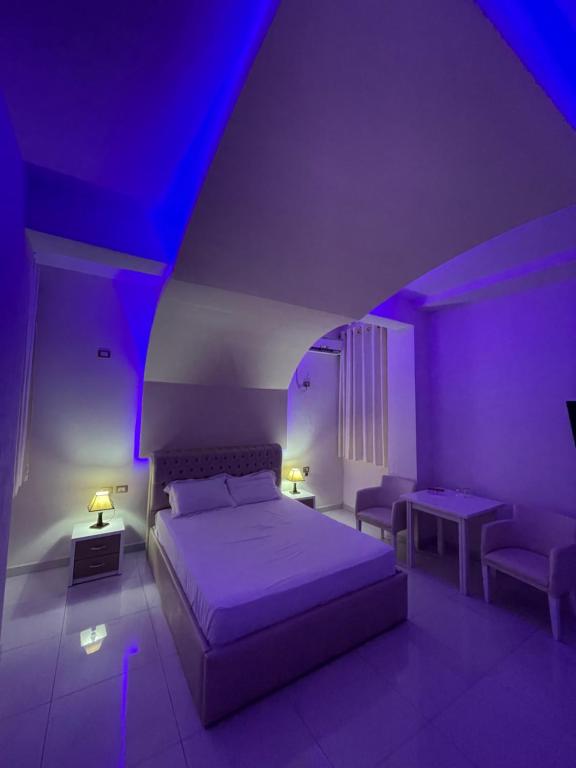Krevet ili kreveti u jedinici u okviru objekta Grand Hotel Gjyshi