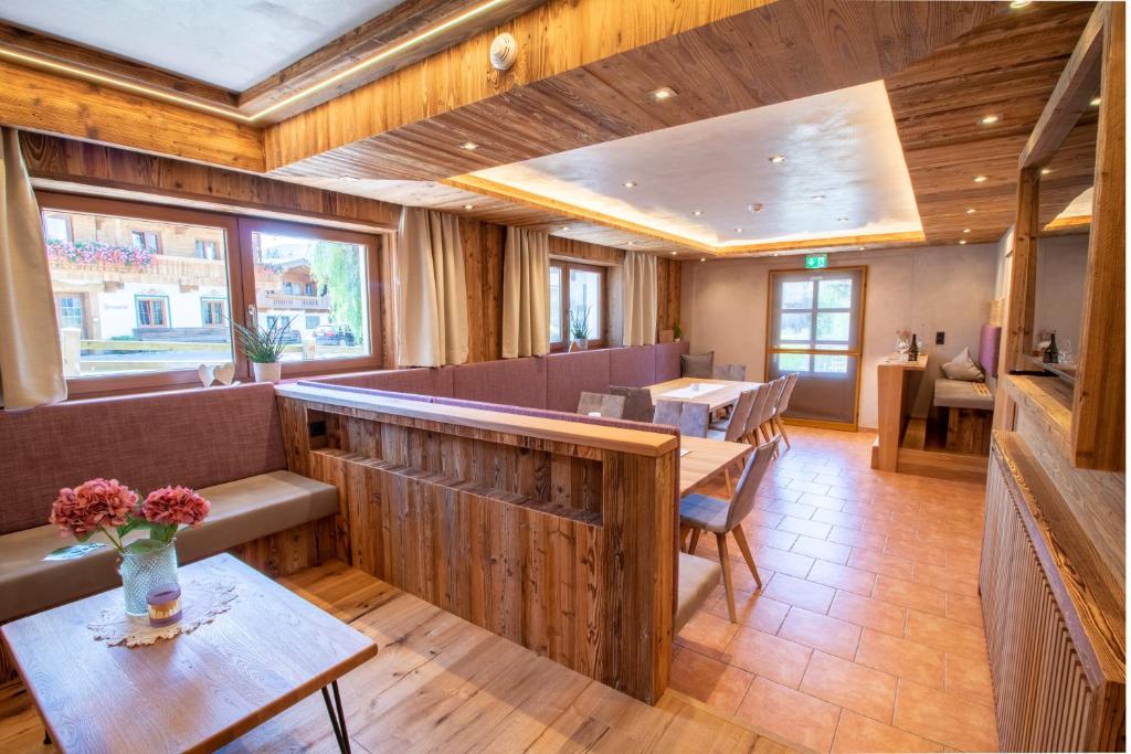 un ristorante con panche e tavoli in una stanza di Haus Reintal a Kramsach