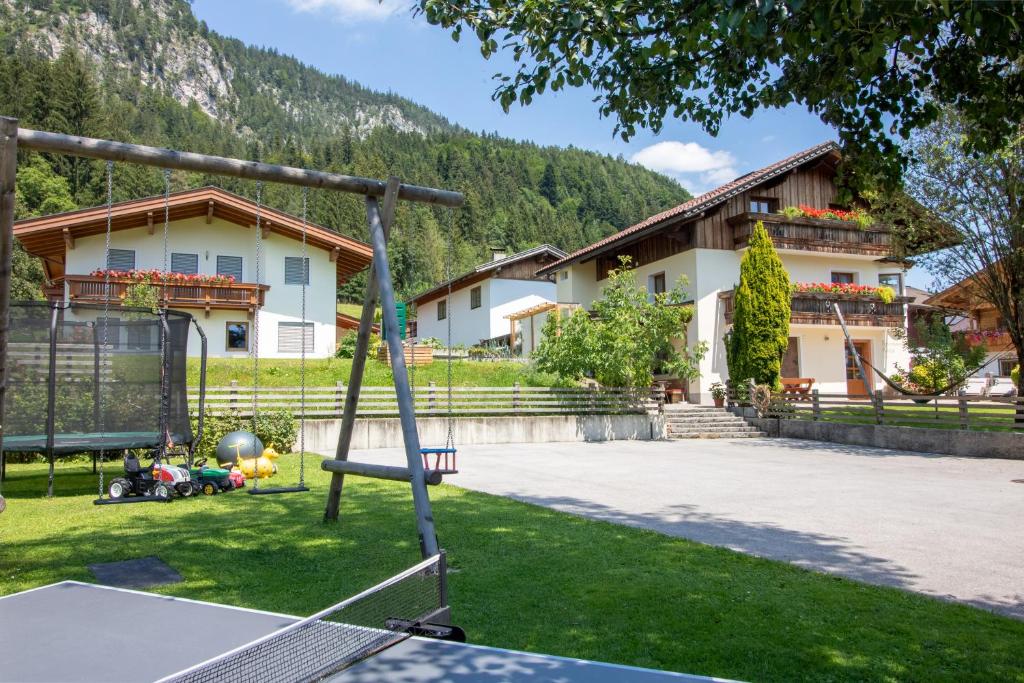 un'altalena nel cortile di una casa di Haus Reintal a Kramsach