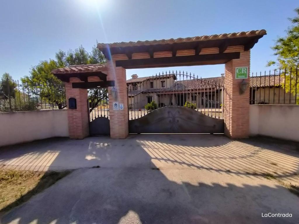 une porte menant à une maison avec une clôture dans l'établissement La Contrada, à Arens de Lledó