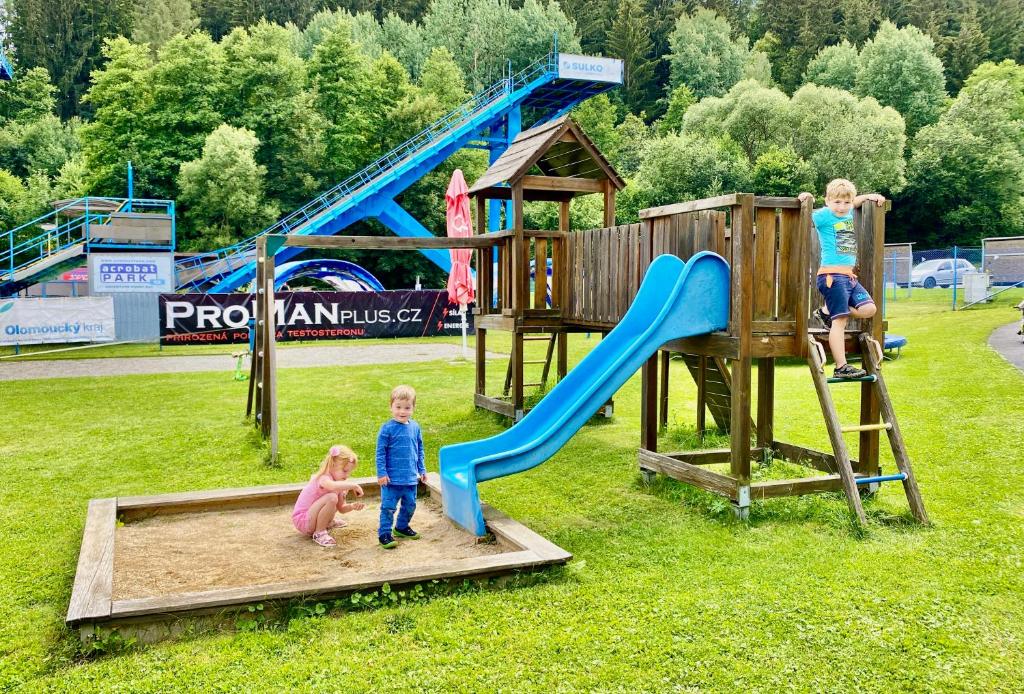 Herní místnost nebo prostor pro děti v ubytování Penzion Acrobat Park
