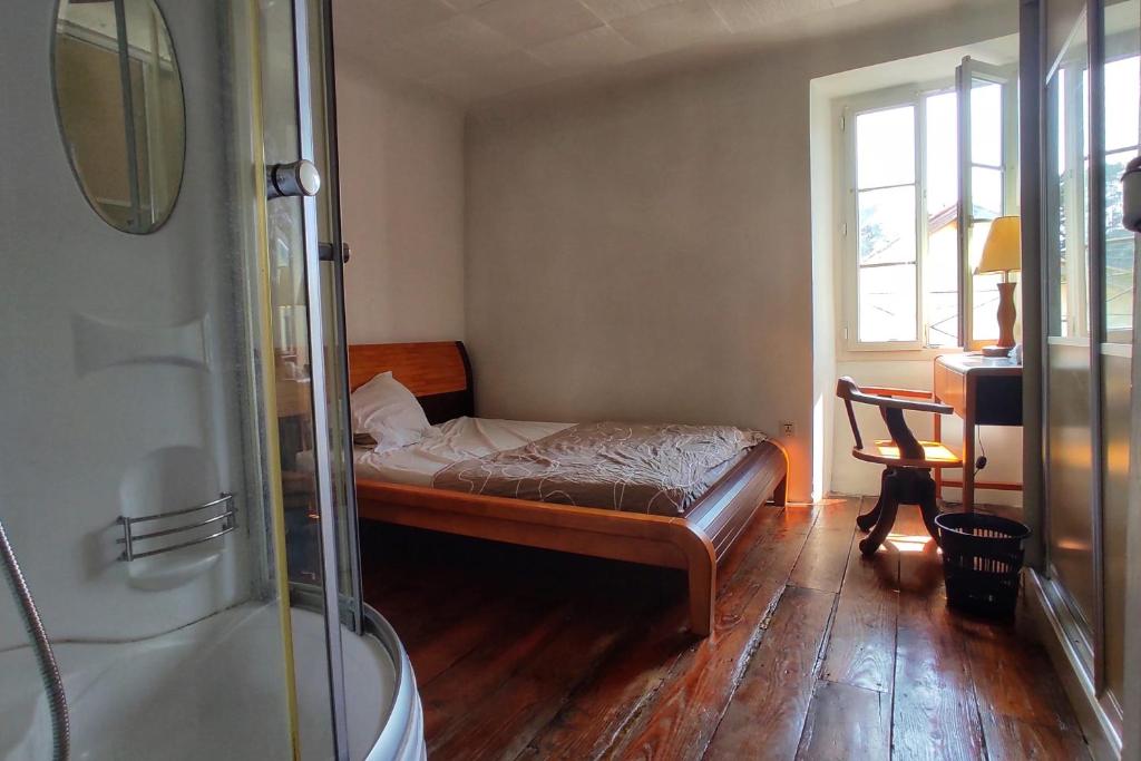 Habitación pequeña con cama y ventana en Le Doolie's Biarritz - Siquijor Habitación privada - Jardín - Salón, en Biarritz