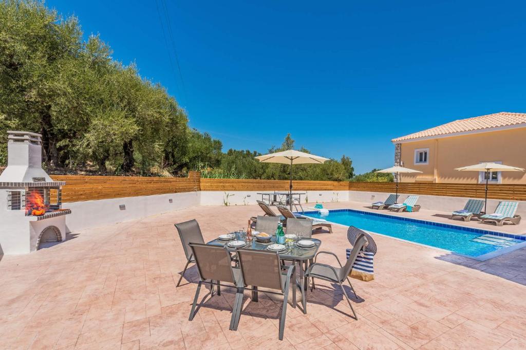 Bazén v ubytovaní Villa Hali Maris by Villa Plus alebo v jeho blízkosti