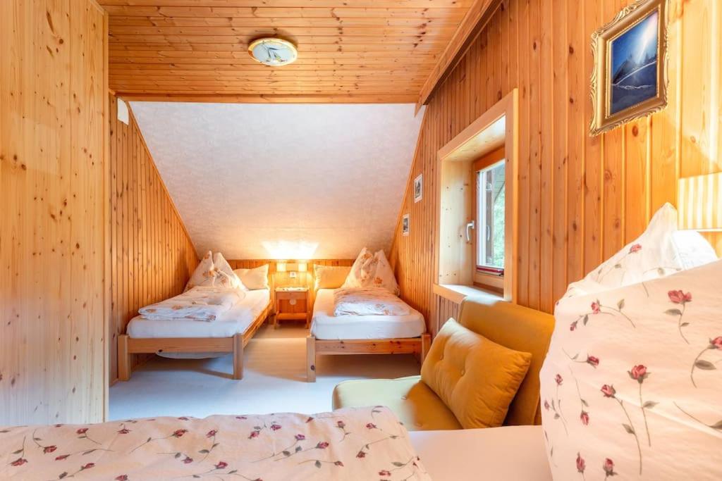 Postel nebo postele na pokoji v ubytování Gemütliche Hütte in den Bergen