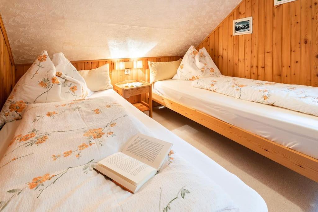 Postel nebo postele na pokoji v ubytování Gemütliche Hütte in den Bergen