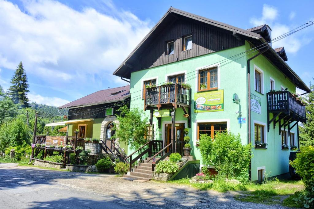 kolorowy dom po stronie ulicy w obiekcie Zajazd Karłów Restauracja & Pokoje Gościnne w mieście Karłów