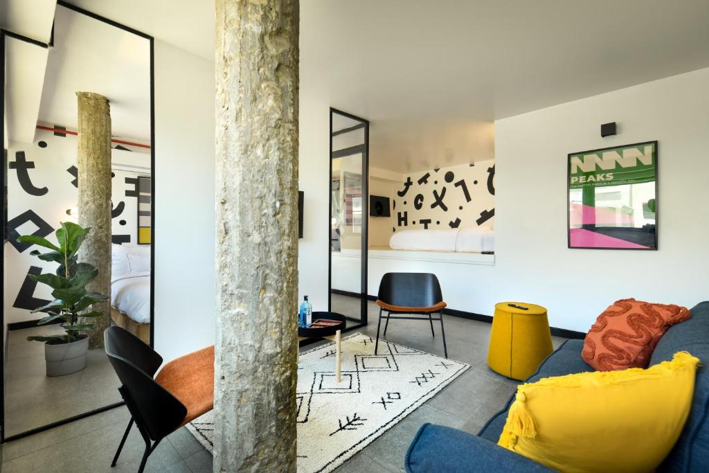 Posezení v ubytování Pixel - by Loginn Tel-Avivian hotels