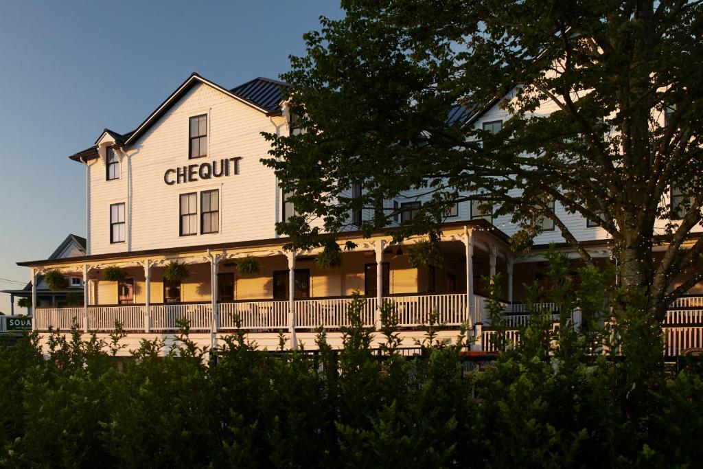 um grande edifício branco com um cartaz em The Chequit em Shelter Island Heights