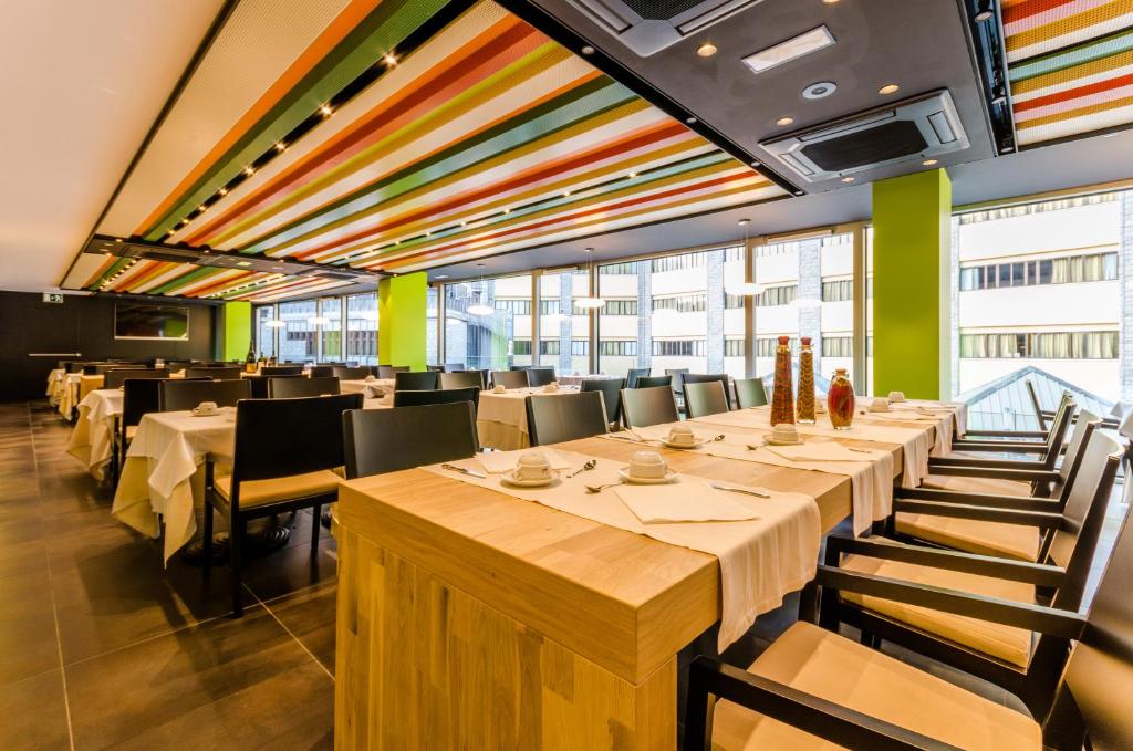 A seating area at Hotel Metropolis