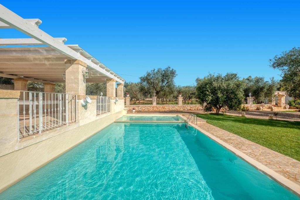 - une piscine dans l'arrière-cour d'une maison dans l'établissement Villa Amico by Villa Plus, à Grottaglie