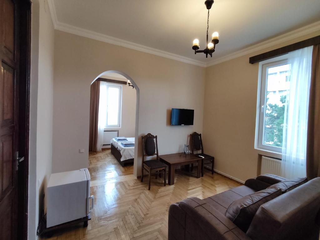 TV a/nebo společenská místnost v ubytování Guesthouse White Swan