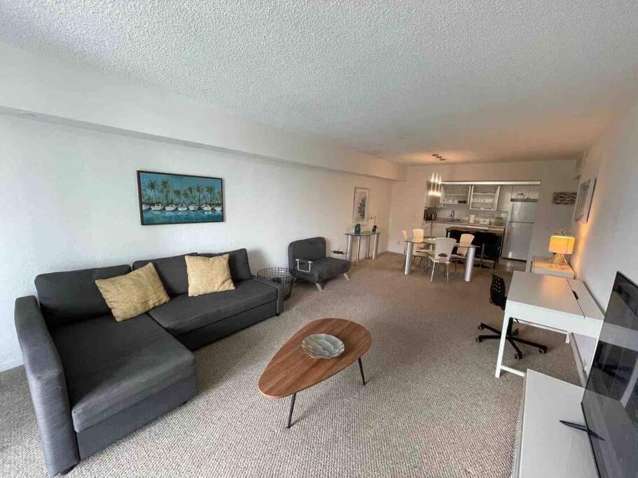 sala de estar con sofá y mesa en Ocean Reserve 222 STR-2158, en Miami Beach