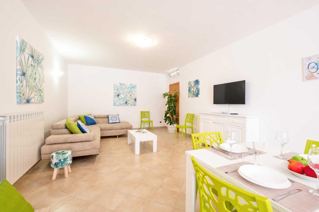 Televízia a/alebo spoločenská miestnosť v ubytovaní Villa Due Palme by Villa Plus