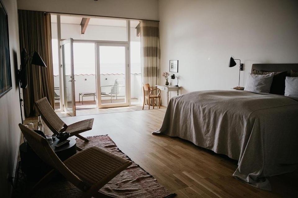 Un pat sau paturi într-o cameră la Langhoff & Juul Boutique Hotel og Restaurant