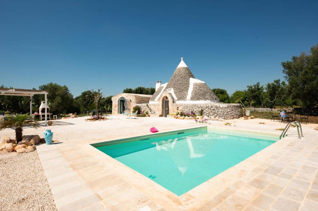 - une piscine en face d'une maison dans l'établissement Villa Trullo Didi by Villa Plus, à Ceglie Messapica