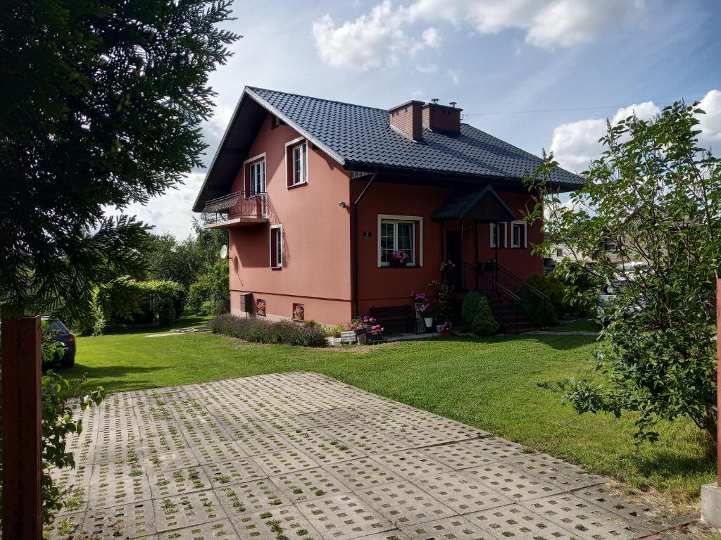 ein Haus mit einem Backsteinsteg davor in der Unterkunft Noclegi Lawenda in Grodzisko