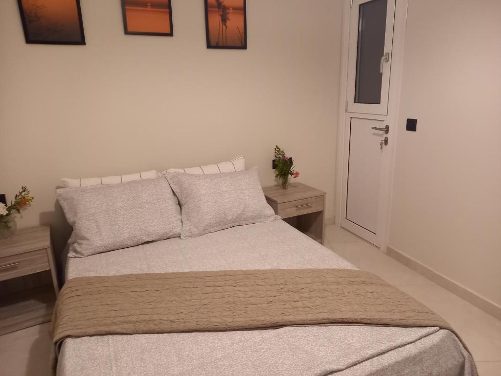 Postel nebo postele na pokoji v ubytování Nebulous Apartment