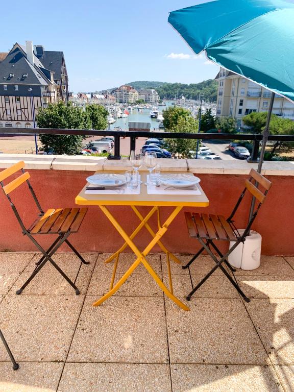 Balkón alebo terasa v ubytovaní Duplex 2 pièces Port Cabourg - 2 à 4 personnes - Terrasse - Vue Port - Exclusif Book ing