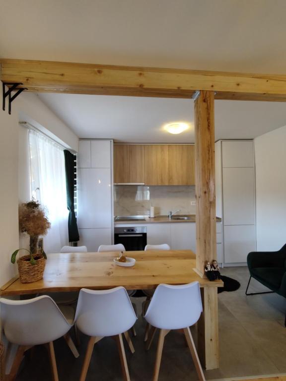 Cucina o angolo cottura di Apartments CENTER OF THE WORLD