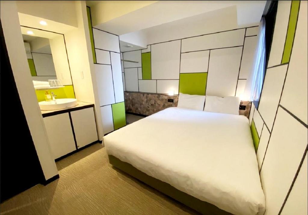 Postel nebo postele na pokoji v ubytování Henn na Hotel Osaka Shinsaibashi
