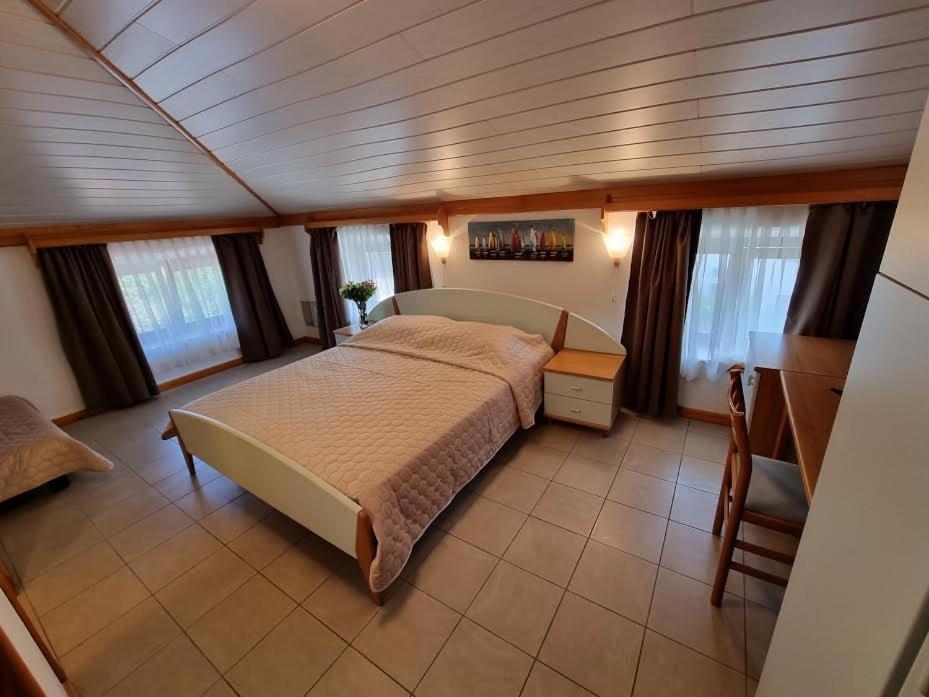 ein Schlafzimmer in einem Boot mit einem großen Bett in der Unterkunft Villa Riva in Omišalj