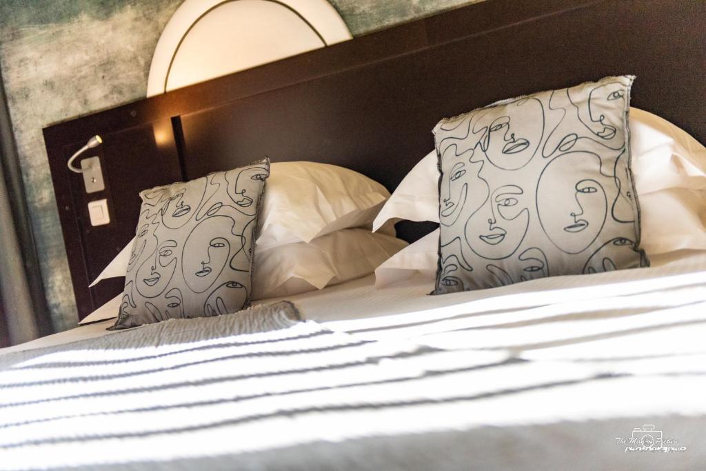 Postel nebo postele na pokoji v ubytování Logis Hôtel Altitude et Spa Pierre-Percée