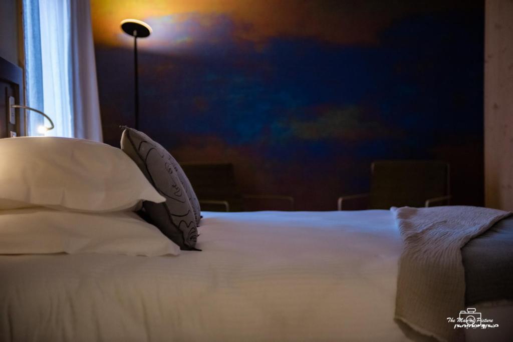 Postel nebo postele na pokoji v ubytování Logis Hôtel Altitude et Spa Pierre-Percée