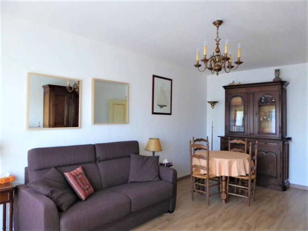 a living room with a couch and a table at SUNNY DAYS - App 60 m2 avec balcon, 4 pers, 3e étage, au calme et ensoleillé in Le Touquet-Paris-Plage