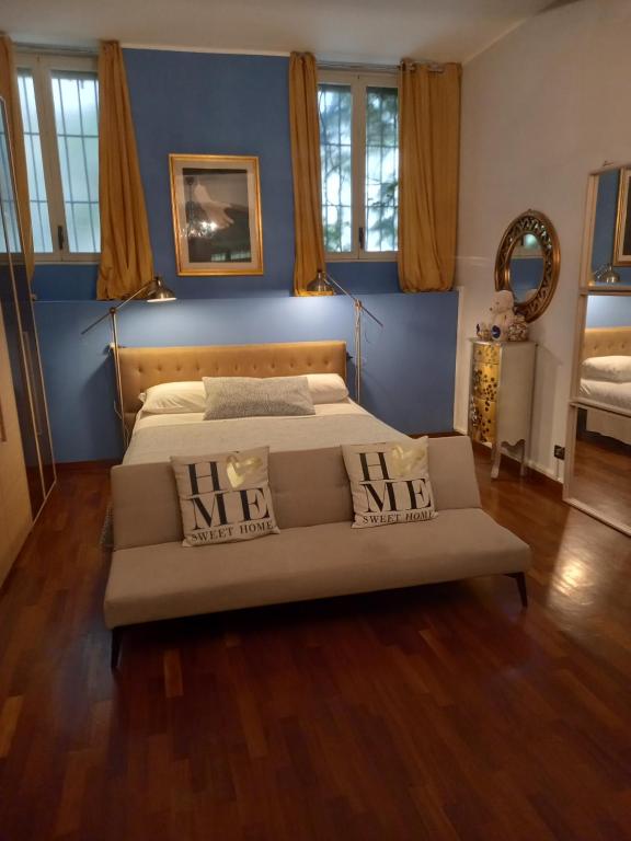 Corso Venezia 33 - Vintage junior suite with Free parking per qualified rate -The best Unic location in town -- subway Metro M1 San Babila Palestro M4 San Babila M3 Montenapoleone Turati