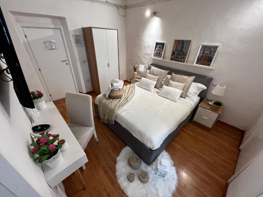 1 dormitorio con 1 cama y 1 mesa con silla en La Vigna Dolce di Anna, en Florencia