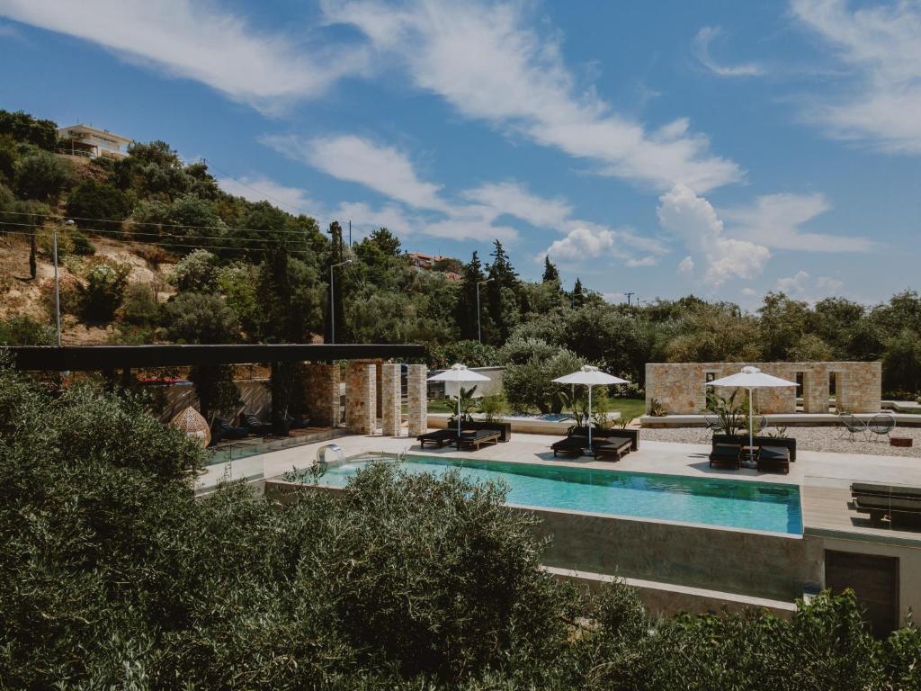 uitzicht op een zwembad in een resort bij Casa Costa Suites in Kanali