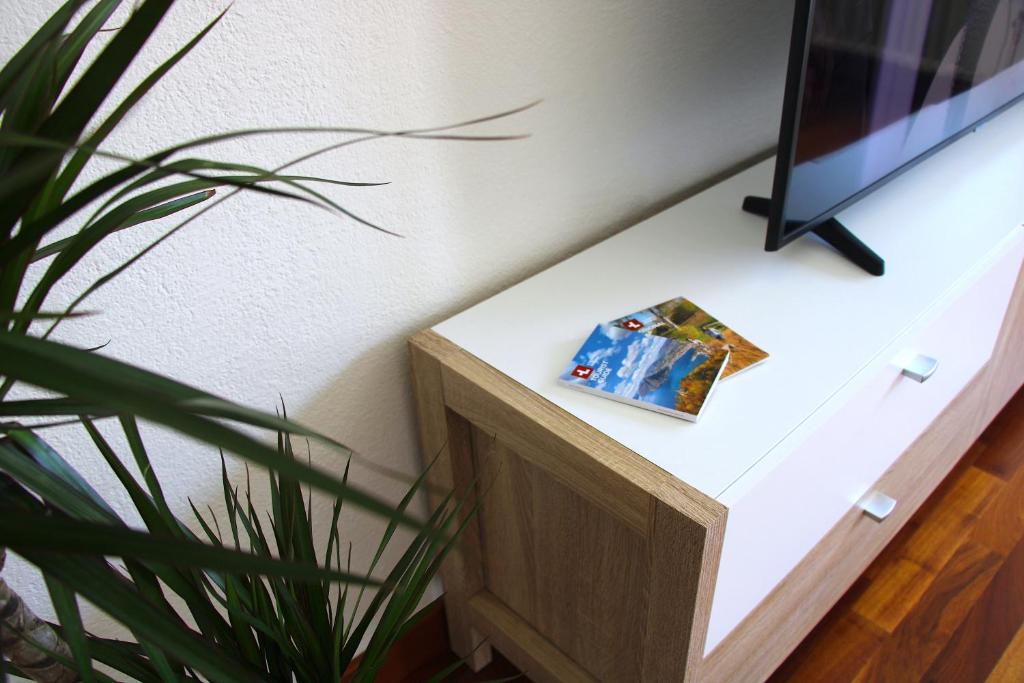 Cozy apartment with Free Parking & close to Lake - Resim 21