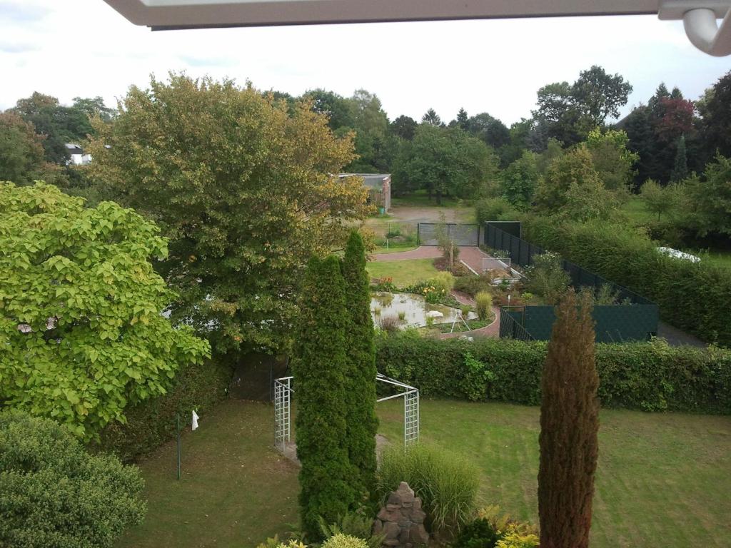 eine Luftblick auf einen Garten mit Bäumen und Sträuchern in der Unterkunft Mary´s Ferienwohnung in Kevelaer