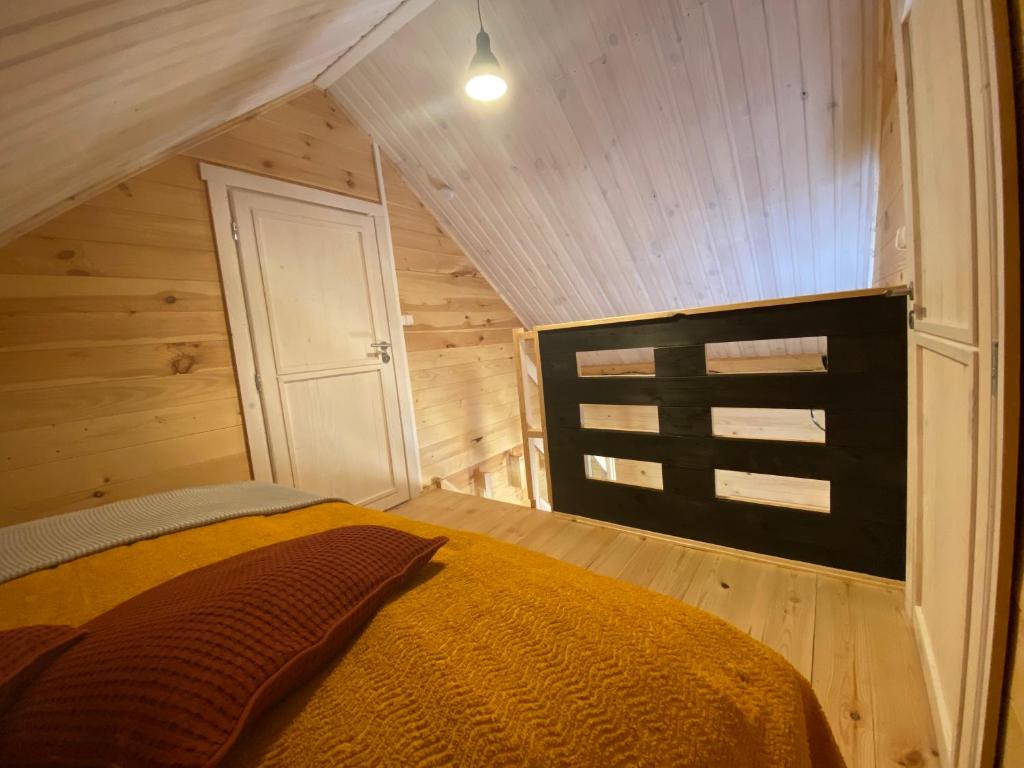 Een bed of bedden in een kamer bij Le Domaine Caribou
